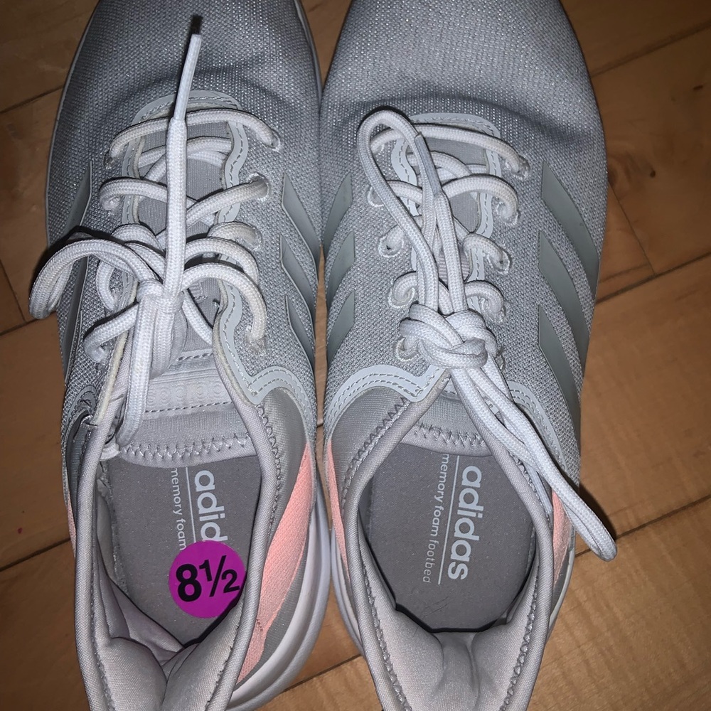 gently used adidas memory foam tennis shoes